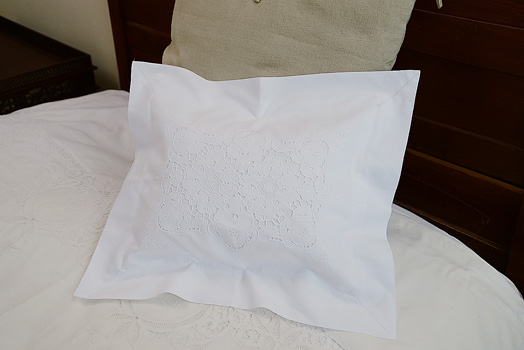 Victorian Hand Embroidered Pillow Sham. 2"Flange border. 12"x16"